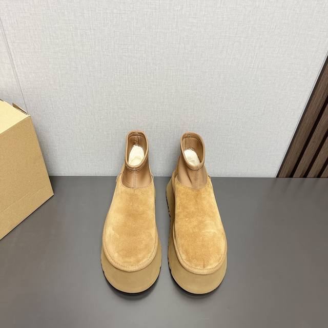 出厂: 独家顶级版本 Ugg~24Vs秋冬爆款松糕厚底休闲毛鞋系列 松糕厚底雪地靴 一款不会撞衫的鞋子、简约的隔板设计上斑点的大底、鞋面真丝卷毛、秋冬季必备款、